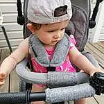 Visage, Peau, Photograph, Blanc, Black, Human Body, Baby Carriage, Rose, Cap, Bambin, Baby & Toddler Clothing, Baby, Baseball Cap, Beauty, Enfant, Baby Products, Assis, Comfort, Fashion Accessory, Personne, Headwear