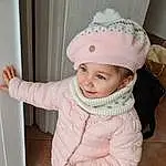 Blanc, Sourire, Human Body, Sleeve, Baby & Toddler Clothing, Gesture, Comfort, Baby, Happy, Bambin, Thumb, Human Leg, Wrist, Enfant, Bois, Foot, Assis, Knee, Fun, Personne, Headwear