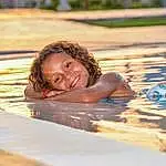 Eau, Sourire, Swimming Pool, People In Nature, Happy, Flash Photography, Sunlight, Leisure, Fun, Recreation, Black Hair, Bathing, Long Hair, Brown Hair, Event, Enfant, Reflection, Vacation, Herbe, Laugh, Personne, Joy