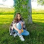 Hair, Coiffure, Green, People In Nature, Happy, Plante, Herbe, Leisure, Grassland, Arbre, Bois, Tints And Shades, Meadow, Long Hair, Fun, Trunk, Thigh, Knee, Assis, Natural Landscape, Personne, Joy