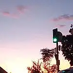 Cloud, Ciel, Atmosphere, Automotive Lighting, Afterglow, Arbre, Dusk, Natural Landscape, Sunset, Asphalt, Traffic Light, Horizon, Road Surface, Landscape, Tints And Shades, Sunrise, Signaling Device, Traffic Sign, Red Sky At Morning, Cumulus