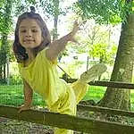 Plante, Green, People In Nature, Arbre, Bois, Herbe, Happy, Sourire, Leisure, Thigh, Bambin, Forêt, Assis, Human Leg, Jungle, Enfant, Stairs, Portrait Photography, Fence, Child Model, Personne, Joy