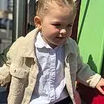 Peau, Joint, Head, Coiffure, Photograph, Dress Shirt, Sleeve, Debout, Baby & Toddler Clothing, Collar, Blazer, Bambin, Baby, Enfant, Street Fashion, Blond, Formal Wear, Tie, Fashion Accessory, Assis, Personne