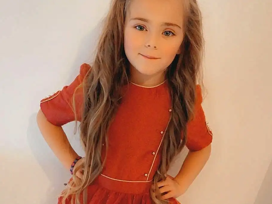 Hair, Visage, Joint, Peau, Head, Lip, One-piece Garment, Yeux, Dress, Neck, Sleeve, Orange, Debout, Waist, Day Dress, Thigh, Baby & Toddler Clothing, Fashion Design, Red, Trunk, Personne