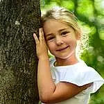 Visage, Sourire, Plante, Yeux, People In Nature, Branch, Flash Photography, Happy, Bois, Gesture, Trunk, Arbre, Herbe, Bambin, ForÃªt, Beauty, Long Hair, Blond, Woodland, Twig, Personne, Joy