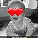 Hand, Sourire, Bras, Facial Expression, Mouth, FenÃªtre, Debout, Happy, Style, Cool, Sports Gear, Baby & Toddler Clothing, Fun, T-shirt, Bambin, Enfant, Personal Protective Equipment, Noir & Blanc, Personne