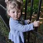 Hair, Visage, Hand, Coiffure, Plante, Facial Expression, Sleeve, Fence, Herbe, Baby & Toddler Clothing, Bambin, Happy, Arbre, Swing, People In Nature, Enfant, Thumb, Recreation, Blond, City, Personne