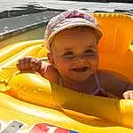 Visage, Sourire, Peau, Head, Happy, Eau, Yellow, Baby, Outdoor Recreation, Leisure, Bambin, Baby Float, Recreation, Summer, Automotive Exterior, Chapi Chapo, Fun, Personal Protective Equipment, Enfant, Baby & Toddler Clothing, Personne, Joy