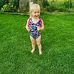 Plante, Jambe, People In Nature, Baby & Toddler Clothing, Sourire, Herbe, Happy, Bambin, Barefoot, Leisure, Summer, Baby, Meadow, Grassland, Human Leg, Electric Blue, Fun, Pelouse, Foot, Personne, Joy