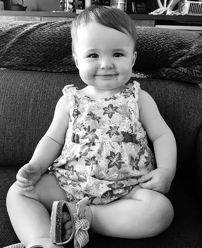 Joue, Peau, Sourire, Coiffure, Photograph, Bras, Facial Expression, Jambe, Blanc, Black, Flash Photography, Black-and-white, Couch, Sleeve, Debout, Comfort, Baby & Toddler Clothing, Style, Finger, Bambin, Personne, Joy