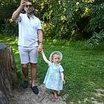 Head, Plante, People In Nature, Botany, Arbre, Gesture, Dress, Herbe, Happy, Bambin, Fun, Baby & Toddler Clothing, Recreation, Leisure, Pelouse, Event, Landscape, Garden, Walking, Personne