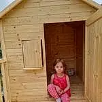 Property, Photograph, Fixture, Bois, Building, House, Playhouse, Cottage, Bambin, Ciel, Siding, Hardwood, Roof, Baby & Toddler Clothing, Hut, Garden Buildings, Outdoor Structure, Room, Log Cabin, Leisure, Personne