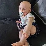 Peau, Head, Yeux, Baby & Toddler Clothing, Human Body, Sleeve, Comfort, Iris, Stomach, Knee, Flash Photography, Thigh, Barefoot, Sock, Bambin, Baby, Foot, Human Leg, Thumb, Elbow, Personne