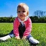 Ciel, Plante, People In Nature, Baby & Toddler Clothing, Natural Environment, Happy, Herbe, Baby, Sunlight, Bambin, Flash Photography, Arbre, Playing With Kids, Grassland, Meadow, Enfant, Fun, Prairie, Assis, Personne