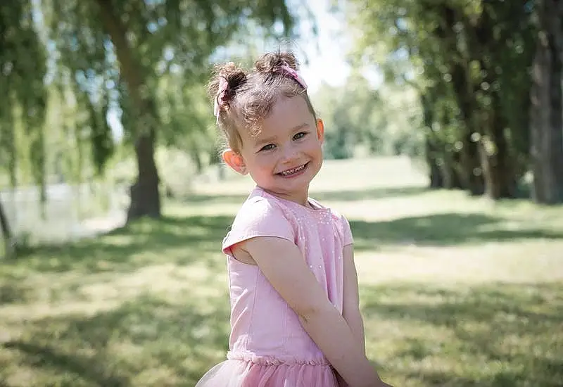 Sourire, Plante, Facial Expression, People In Nature, Flash Photography, Happy, Arbre, Dress, Herbe, Sunlight, Bambin, Enfant, Leisure, Baby, Fun, Blond, Recreation, Magenta, Formal Wear, Personne, Joy