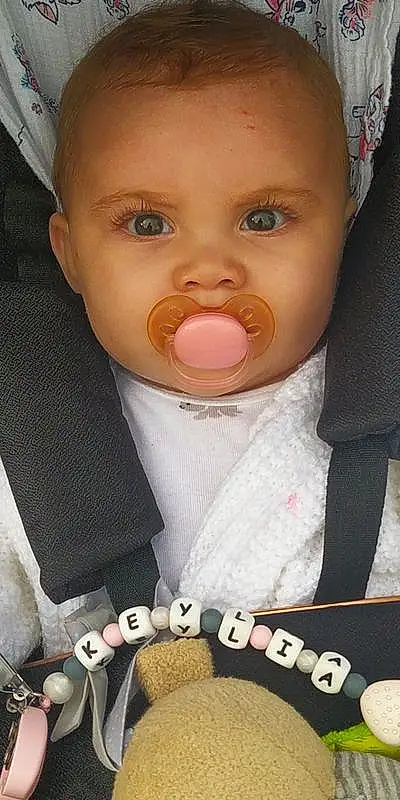 Nez, Joue, Peau, Lip, Eyelash, Mouth, Sleeve, Baby, Bambin, Baby & Toddler Clothing, Enfant, Nail, Baby Products, Happy, Car Seat, Drinkware, LÃ©gende de la photo, Button, Photography, Personne