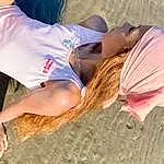 Clothing, Bras, People In Nature, Natural Environment, Happy, People On Beach, Fun, Landscape, Thigh, Herbe, Waist, Elbow, Chapi Chapo, Leisure, Long Hair, Human Leg, Sand, T-shirt, Assis, Soil