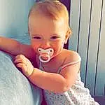 Joue, Joint, Peau, Lip, Shoulder, Bras, Facial Expression, Mouth, Muscle, Baby & Toddler Clothing, Sourire, Happy, Flash Photography, Baby, Iris, Finger, Rose, Bambin, Thigh, Comfort, Personne