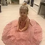 Dress, Sourire, Textile, Sleeve, Embellishment, Rose, Happy, Gown, Bambin, Fashion Design, Bridal Accessory, Enfant, Headpiece, Ruffle, Formal Wear, Event, Bridal Clothing, Peach, Personne
