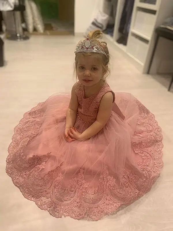 Dress, Sourire, Textile, Sleeve, Embellishment, Rose, Happy, Gown, Bambin, Fashion Design, Bridal Accessory, Enfant, Headpiece, Ruffle, Formal Wear, Event, Bridal Clothing, Peach, Personne