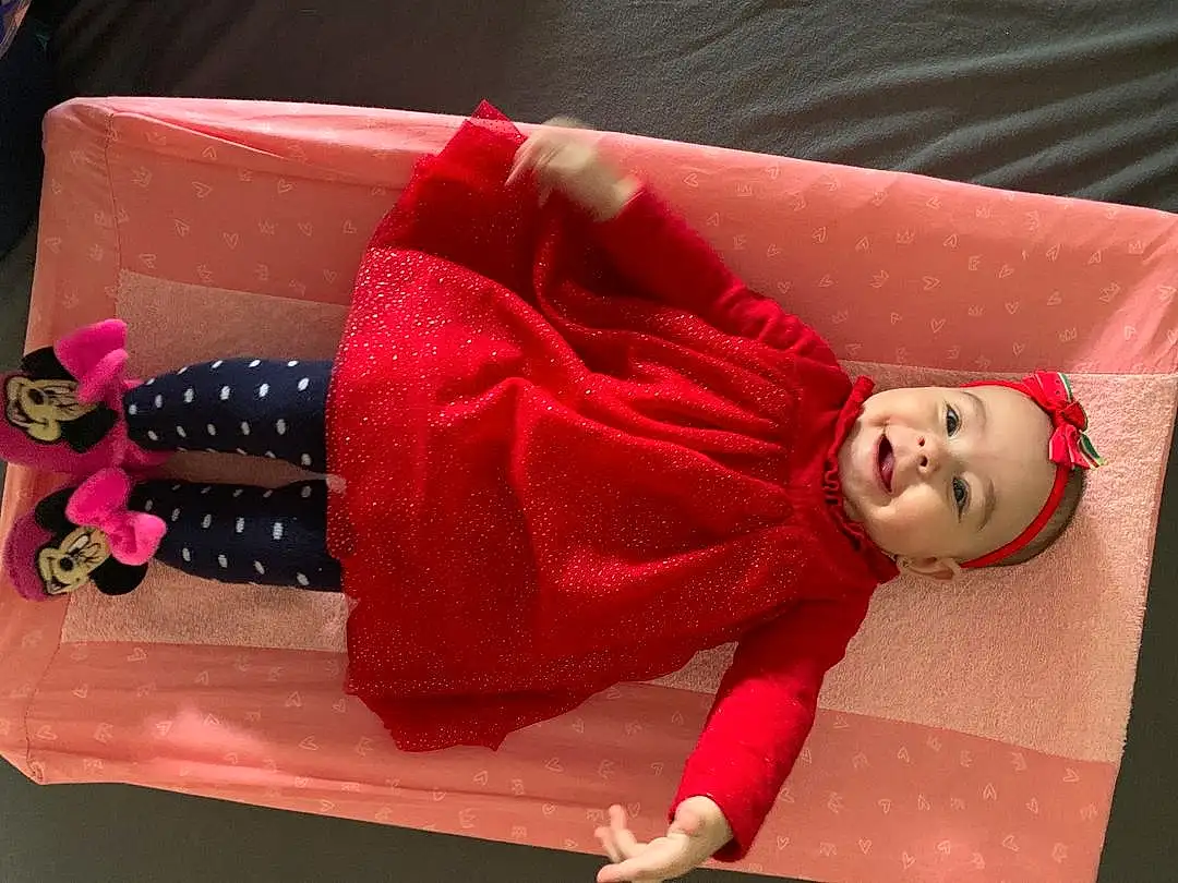 Human Body, Textile, Sleeve, Rose, Baby & Toddler Clothing, Red, Magenta, Bois, Comfort, Human Leg, Pattern, Enfant, Bambin, Baby Products, Sock, Room, Carmine, Knee, Doll, Personne, Headwear