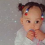 Visage, Forehead, Hair, Nez, Joue, Lip, Coiffure, Eyebrow, Yeux, Eyelash, Mouth, Oreille, Neck, Human Body, Iris, Baby & Toddler Clothing, Happy, Gesture, Bathing, Baby, Personne