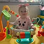 Sourire, Jouets, Fun, Cake Decorating, Leisure, Recreation, Bambin, Enfant, Amusement Ride, Event, Baby Products, Baby Toys, Sweetness, Assis, Room, Play, Happy, Sugar Cake, Toy Vehicle, Sugar Paste, Personne, Joy