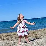 Eau, Ciel, Dress, Jambe, People In Nature, People On Beach, Natural Environment, Gesture, Waist, Happy, Coastal And Oceanic Landforms, Plage, Barefoot, Leisure, Thigh, Fun, Lake, Voyages, Sand, Horizon, Personne, Joy