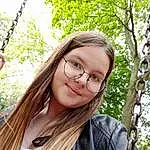 Lunettes, Lip, Sourire, Coiffure, Eyebrow, Shoulder, Facial Expression, Vision Care, Leaf, Botany, Nature, Arbre, Branch, Eyewear, Flash Photography, Bois, People In Nature, Sunlight, Happy, Herbe, Personne, Joy