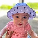 Sourire, Photograph, Yeux, Chapi Chapo, Purple, Sleeve, Sun Hat, Happy, Baby & Toddler Clothing, Rose, Headgear, Cap, People In Nature, Herbe, Bambin, Magenta, Fun, Baby, Pattern, Enfant, Personne, Headwear