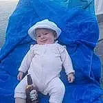 Hand, Bleu, Azure, Chapi Chapo, Baby & Toddler Clothing, Water Bottle, Sleeve, Baby, Comfort, Sun Hat, Bambin, Aqua, Plastic Bottle, Happy, Electric Blue, Fun, Bottle, Baby Products, Pattern, Enfant, Personne, Headwear