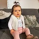 Hair, Head, Coiffure, Shoulder, Yeux, Jambe, Neck, Sleeve, Comfort, Flash Photography, Baby & Toddler Clothing, Thigh, Knee, Couch, Waist, Trunk, Fashion Design, Baby, Bambin, Human Leg, Personne