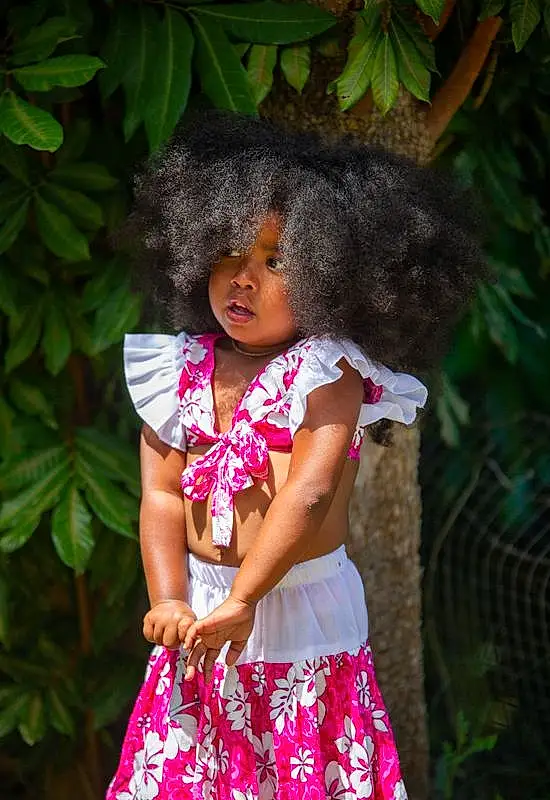 Peau, Yeux, Facial Expression, Plante, Leaf, Fashion, People In Nature, Happy, Herbe, Rose, Terrestrial Plant, Bambin, Black Hair, Waist, Arbre, Enfant, Afro, Long Hair, Magenta, Fun, Personne