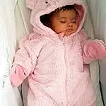 Clothing, Visage, Nez, Joue, Peau, Lip, Eyebrow, Yeux, Comfort, Baby & Toddler Clothing, Baby, Sleeve, Rose, Headgear, Bambin, Baby Sleeping, Linens, Magenta, Baby Products, Thumb, Personne