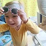 Sourire, Goggles, Mouth, Vision Care, Sunglasses, Sleeve, Eyewear, Baby & Toddler Clothing, Happy, Baby, Leisure, Bambin, Personal Protective Equipment, T-shirt, Shorts, Fun, Recreation, Enfant, Selfie, Play, Personne, Headwear