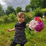 Plante, Fleur, Cloud, Green, Ciel, People In Nature, Arbre, Debout, Happy, Petal, Herbe, Baby & Toddler Clothing, Rose, Bambin, Fun, Shrub, Meadow, Grassland, Landscape, Personne