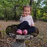 Head, Sourire, Plante, People In Nature, Arbre, Baby & Toddler Clothing, Herbe, Happy, Bambin, Bois, Trunk, ForÃªt, Assis, Baby, Fun, Soil, Woodland, Landscape, Boot, Enfant, Personne, Joy
