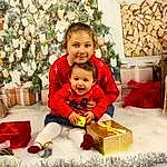 Sourire, Photograph, Christmas Ornament, Blanc, Textile, Happy, Christmas Tree, Bois, Red, Christmas Decoration, Ornament, Enfant, Bambin, People, Noël, Holiday, Fun, Event, Personne, Joy