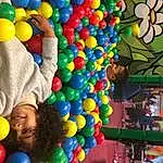 Ball Pit, Photograph, Jouets, Yellow, Balloon, Leisure, Community, Fun, Party Supply, Public Space, People, Aire de jeux, Event, Enfant, Bambin, Play, Party, Playing Sports, Personne