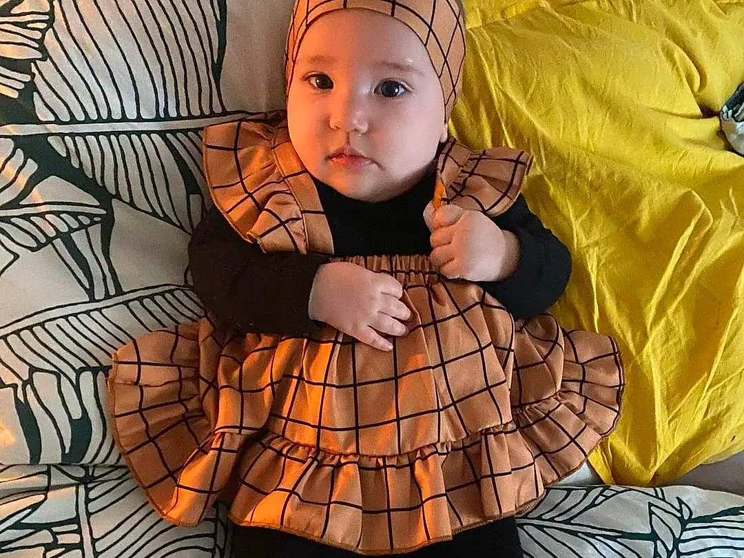 Visage, Peau, Hand, Shoe, Jambe, Fashion, Sleeve, Textile, Dress, Doll, Cool, Faon, Baby & Toddler Clothing, Tartan, Thigh, Jouets, People, Plaid, Baby, Street Fashion, Personne, Headwear