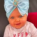 Forehead, Nez, Visage, Joue, Peau, Lip, Chin, Sourire, Yeux, Facial Expression, Cap, Blanc, Sleeve, Textile, Baby & Toddler Clothing, Baby, Rose, Happy, Headgear, Personne, Headwear