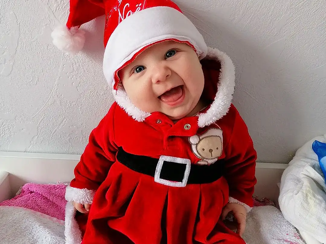 Visage, Head, Bras, Blanc, Chapi Chapo, Baby & Toddler Clothing, Santa Claus, Human Body, Sleeve, Baby, Lap, Costume Hat, Collar, Bambin, Cap, Sourire, Jacket, Fictional Character, Sock, Event, Personne, Headwear