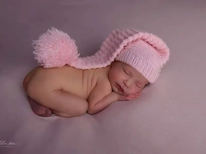 Visage, Head, Hand, Bras, Yeux, Baby & Toddler Clothing, Human Body, Comfort, Cap, Baby, Baby Sleeping, Bambin, Flash Photography, Herbe, Nail, Linens, Headband, Hair Accessory, Headpiece, Knit Cap, Personne, Headwear