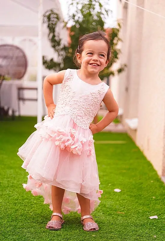 Hair, Peau, Sourire, Shoulder, Plante, Dress, Happy, Baby & Toddler Clothing, Herbe, Rose, Day Dress, Bambin, Bridal Clothing, Wedding Ceremony Supply, Petal, Pelouse, Recreation, Embellishment, Event, Fun, Personne, Joy