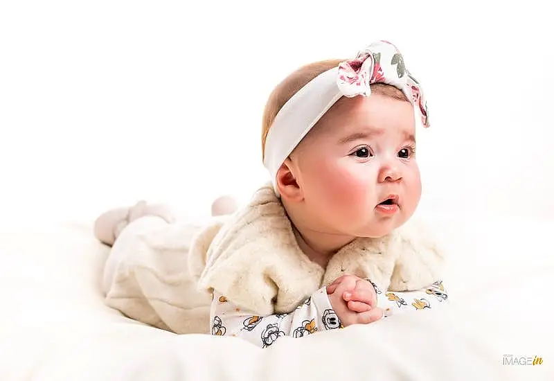 Joue, Yeux, Baby & Toddler Clothing, Sleeve, Happy, Baby, Comfort, Flash Photography, Bambin, Collar, Fashion Accessory, Cap, Fun, Portrait Photography, Pattern, Linens, Assis, Enfant, Hair Accessory, Headpiece, Personne, Headwear