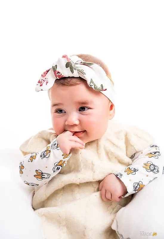 Visage, Joue, Lip, Sourire, Dress, Cap, Baby & Toddler Clothing, Sleeve, Baby, Happy, Bambin, Collar, Pattern, Enfant, Fashion Accessory, Peach, Baby Products, Portrait Photography, Hair Accessory, Assis, Personne
