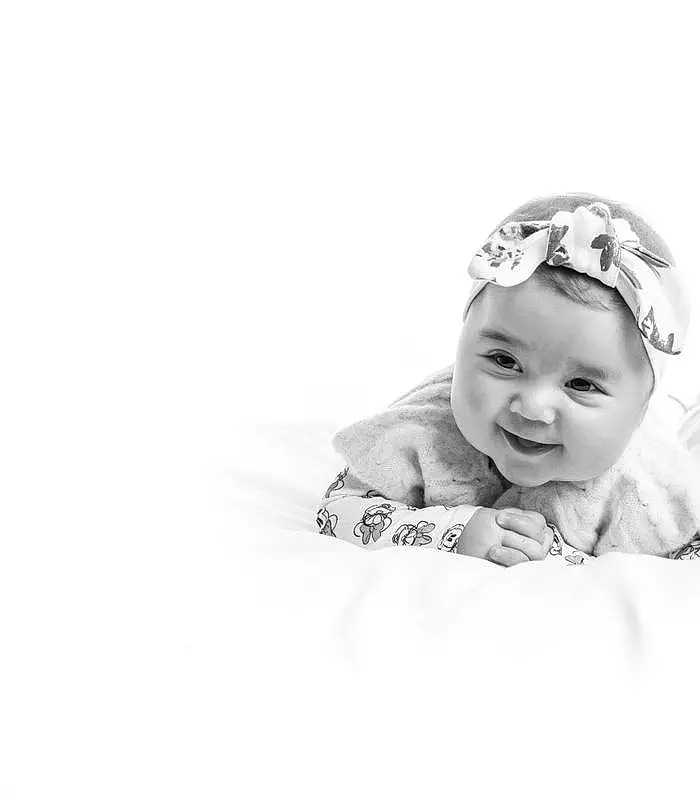 Sourire, Flash Photography, Sleeve, Happy, Baby, Baby & Toddler Clothing, Bambin, Comfort, Fashion Accessory, Headpiece, Noir & Blanc, Herbe, Laugh, Assis, Fun, Enfant, Portrait Photography, Headband, Portrait, Monochrome, Personne, Headwear