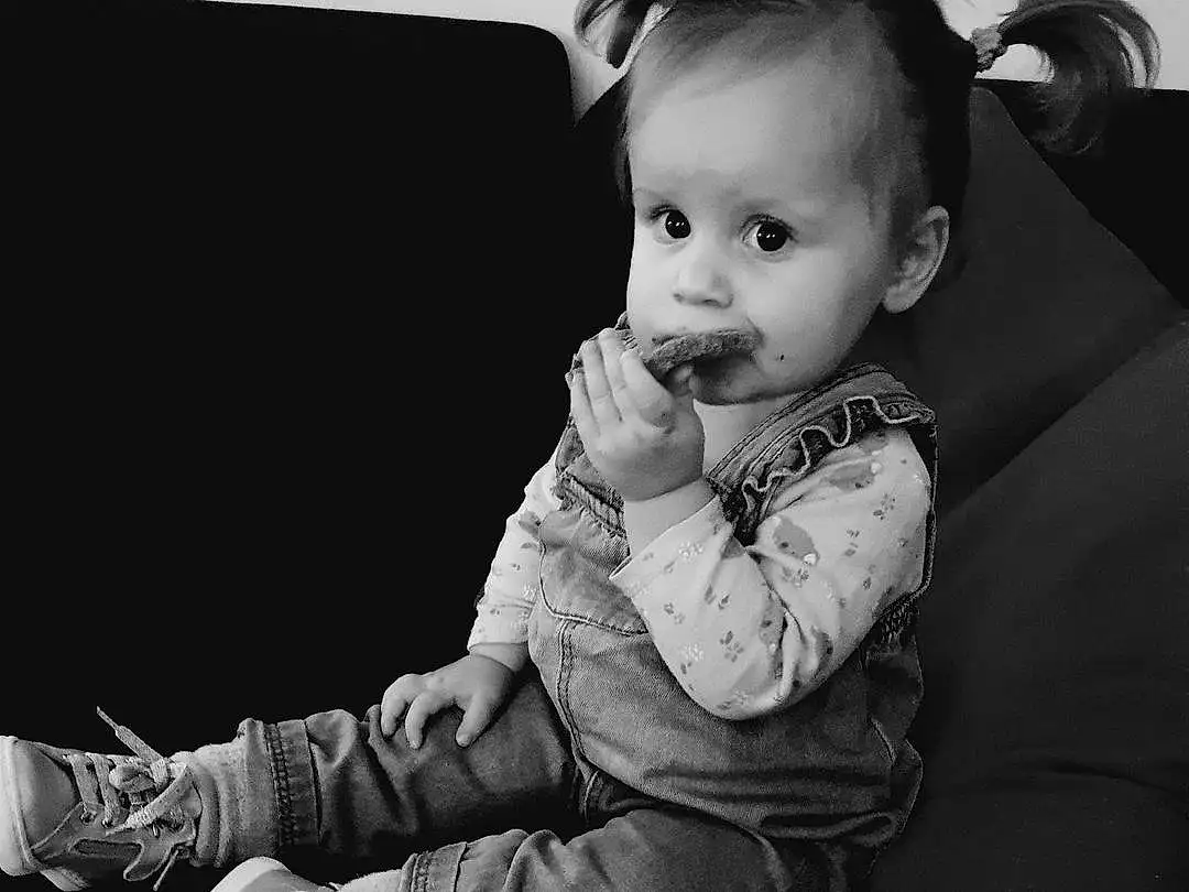 Joue, Bras, Jambe, Comfort, Flash Photography, Sleeve, Debout, Gesture, Style, Black-and-white, Happy, Baby & Toddler Clothing, Bambin, Baby, Elbow, Fun, Human Leg, Noir & Blanc, Couch, Assis, Personne