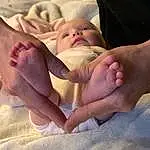 Peau, Joint, Bras, Jambe, Comfort, Human Body, Gesture, Finger, Baby, Thumb, Barefoot, Bambin, Baby & Toddler Clothing, Nail, Foot, Human Leg, Toe, Linens, Enfant, Flesh