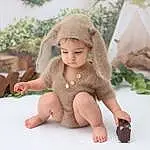 Peau, Human Body, Bois, Thigh, Jouets, Faon, Doll, Foot, Herbe, Human Leg, Blond, Tent, Jewellery, Barefoot, Enfant, Brown Hair, Fashion Accessory, Necklace, Personne, Headwear